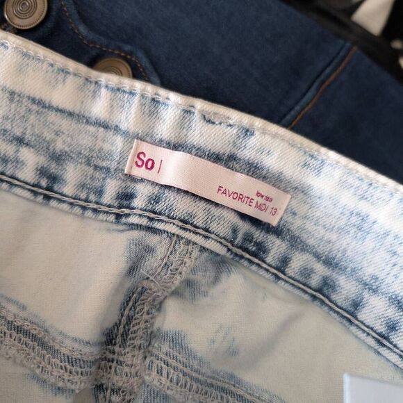 SO Juniors Low Rise Favorite Midi Acid Wash Shorts - Picture 3 of 3